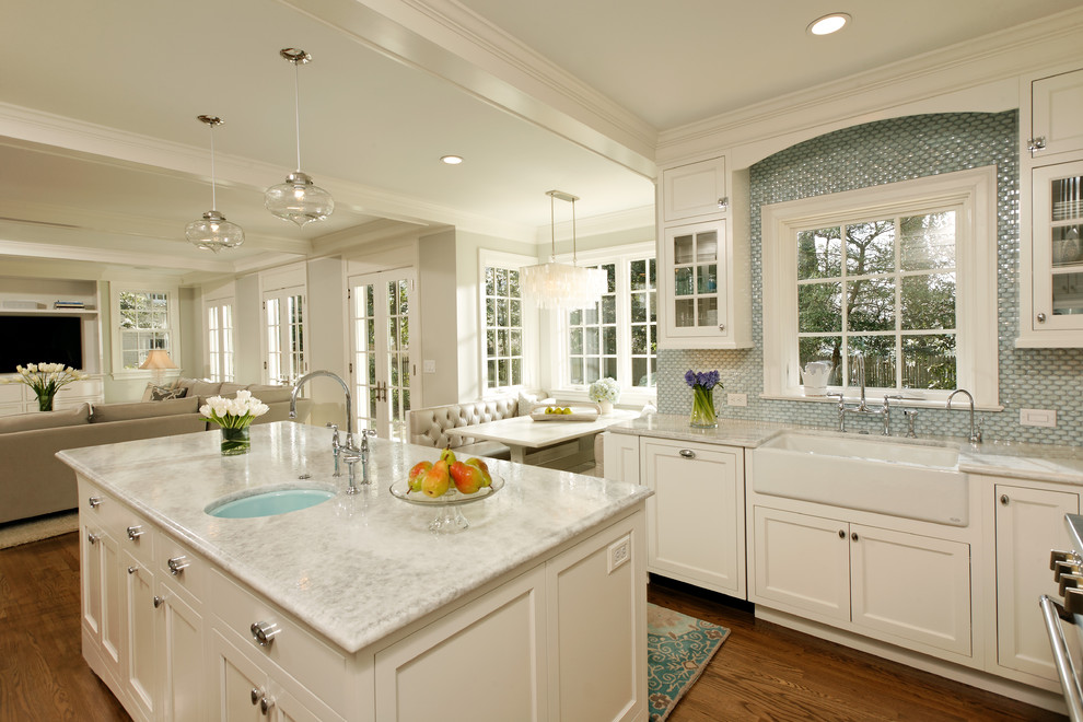 Esempio di una cucina ad ambiente unico classica con lavello stile country, paraspruzzi blu, ante bianche, top in quarzite e ante con riquadro incassato