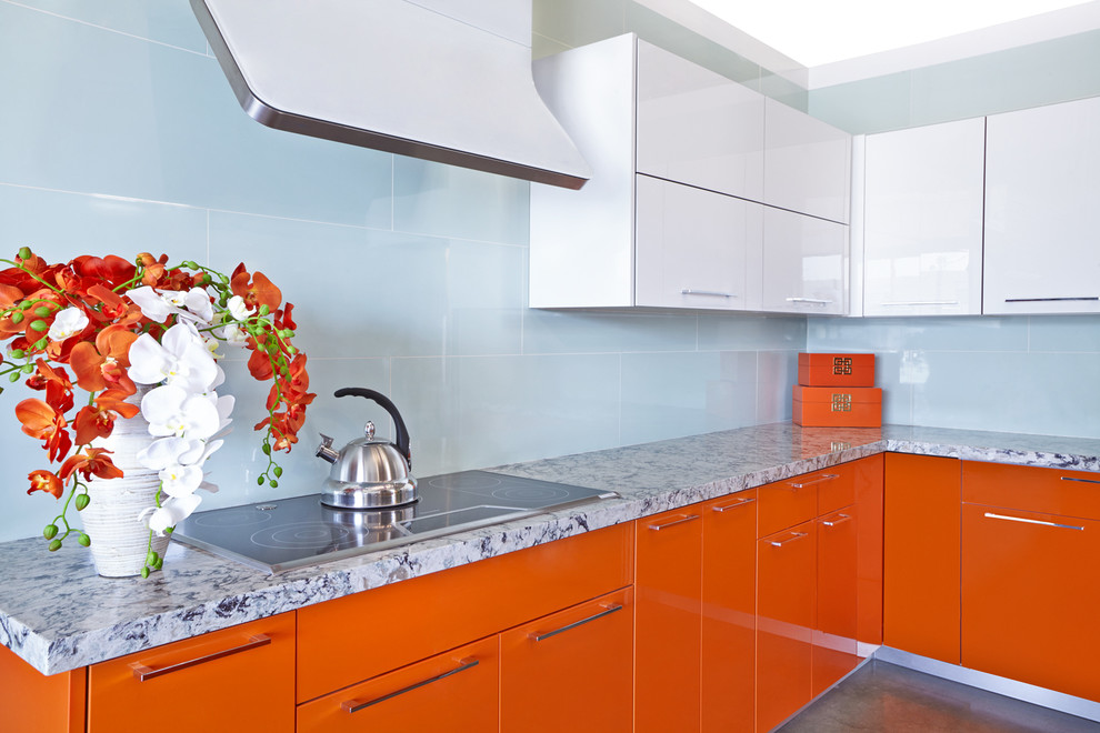 Идея дизайна: угловая кухня-гостиная среднего размера в современном стиле с накладной мойкой, плоскими фасадами, оранжевыми фасадами, мраморной столешницей, синим фартуком, техникой из нержавеющей стали и островом