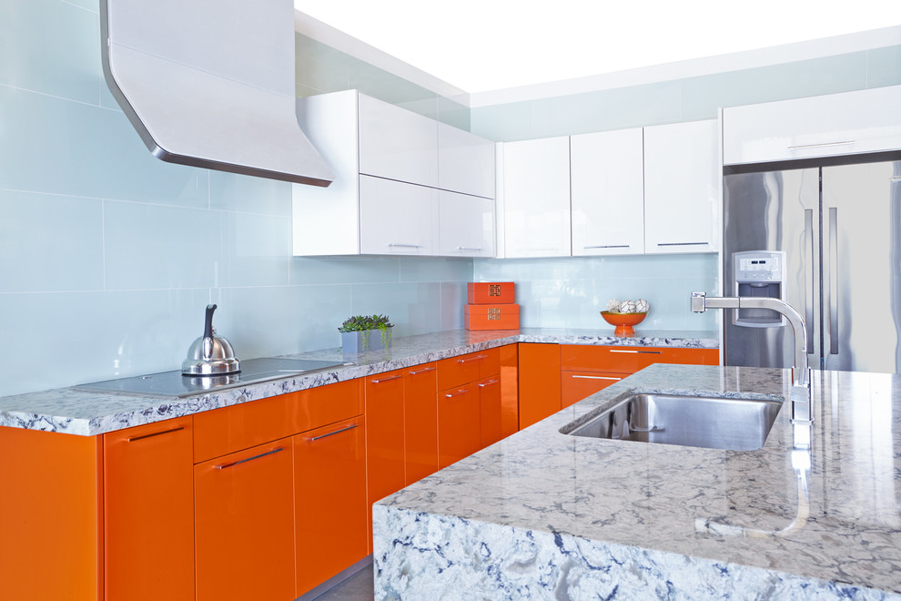 Idéer för mellanstora funkis kök, med en nedsänkt diskho, släta luckor, orange skåp, marmorbänkskiva, blått stänkskydd, rostfria vitvaror och en köksö
