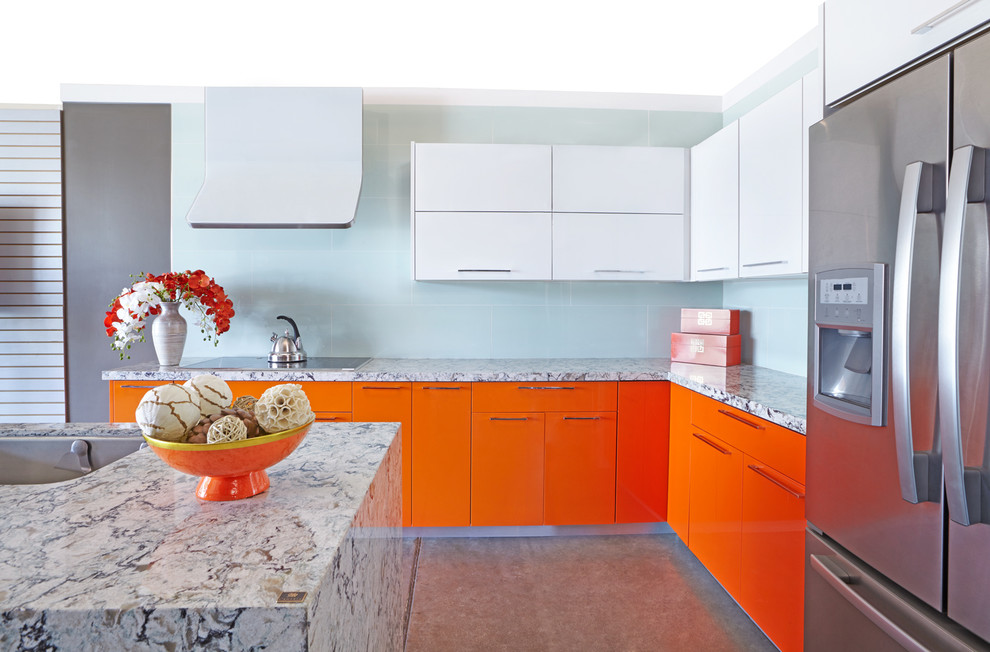 Пример оригинального дизайна: угловая кухня-гостиная среднего размера в современном стиле с накладной мойкой, плоскими фасадами, оранжевыми фасадами, мраморной столешницей, синим фартуком, техникой из нержавеющей стали и островом
