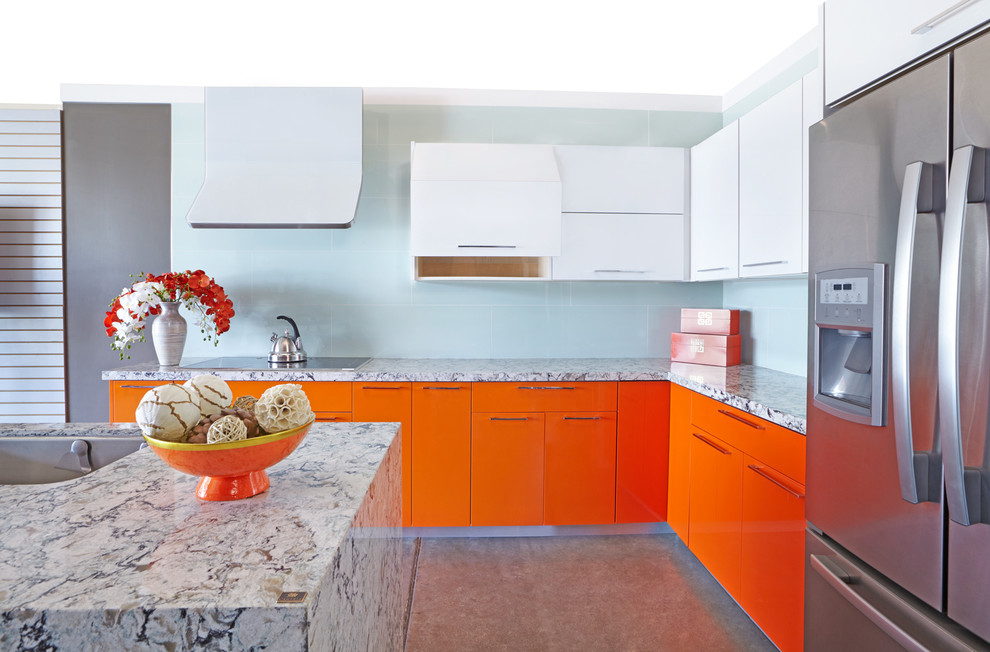 На фото: угловая кухня-гостиная среднего размера в современном стиле с накладной мойкой, плоскими фасадами, оранжевыми фасадами, мраморной столешницей, синим фартуком, техникой из нержавеющей стали и островом