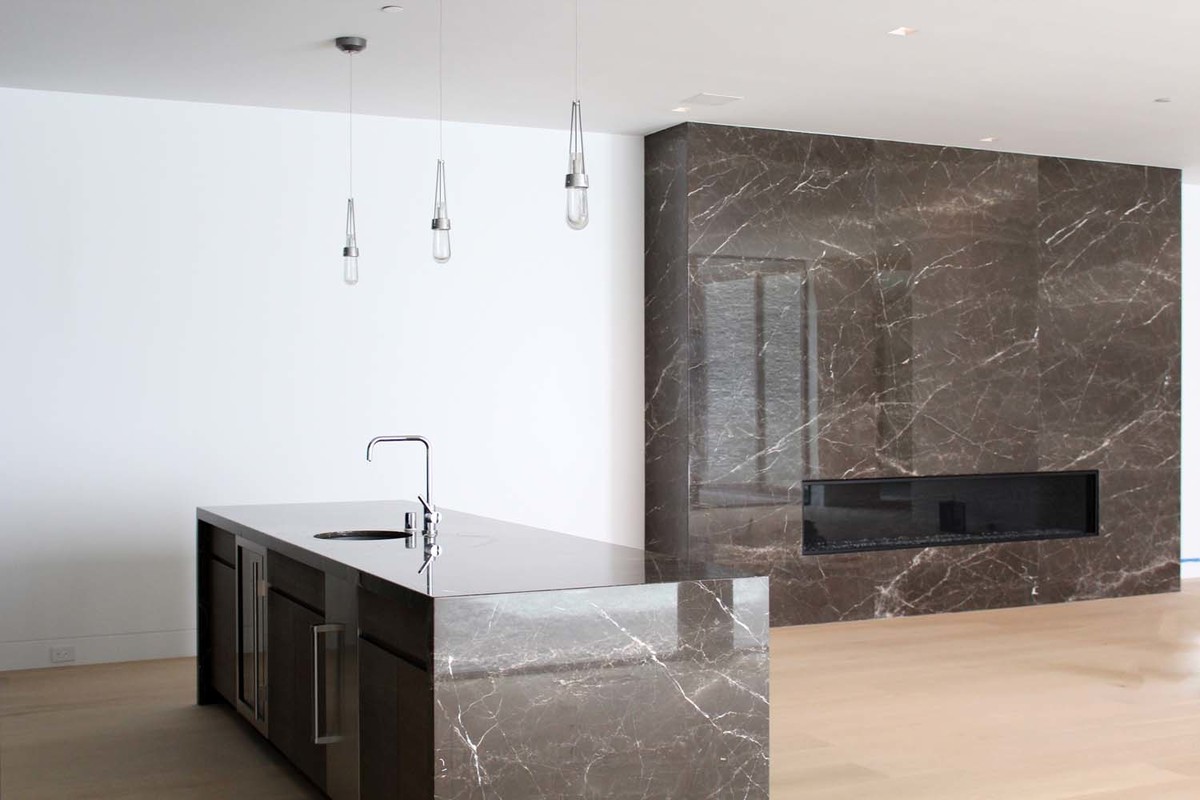 Idee per una cucina moderna di medie dimensioni con lavello da incasso, top in marmo, elettrodomestici in acciaio inossidabile, parquet chiaro e pavimento marrone