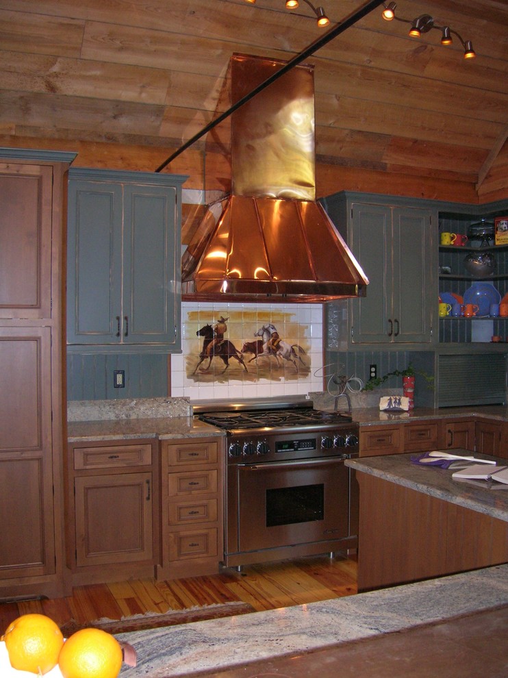 Immagine di una cucina stile rurale con lavello stile country, ante a filo, ante verdi, top in granito e elettrodomestici in acciaio inossidabile