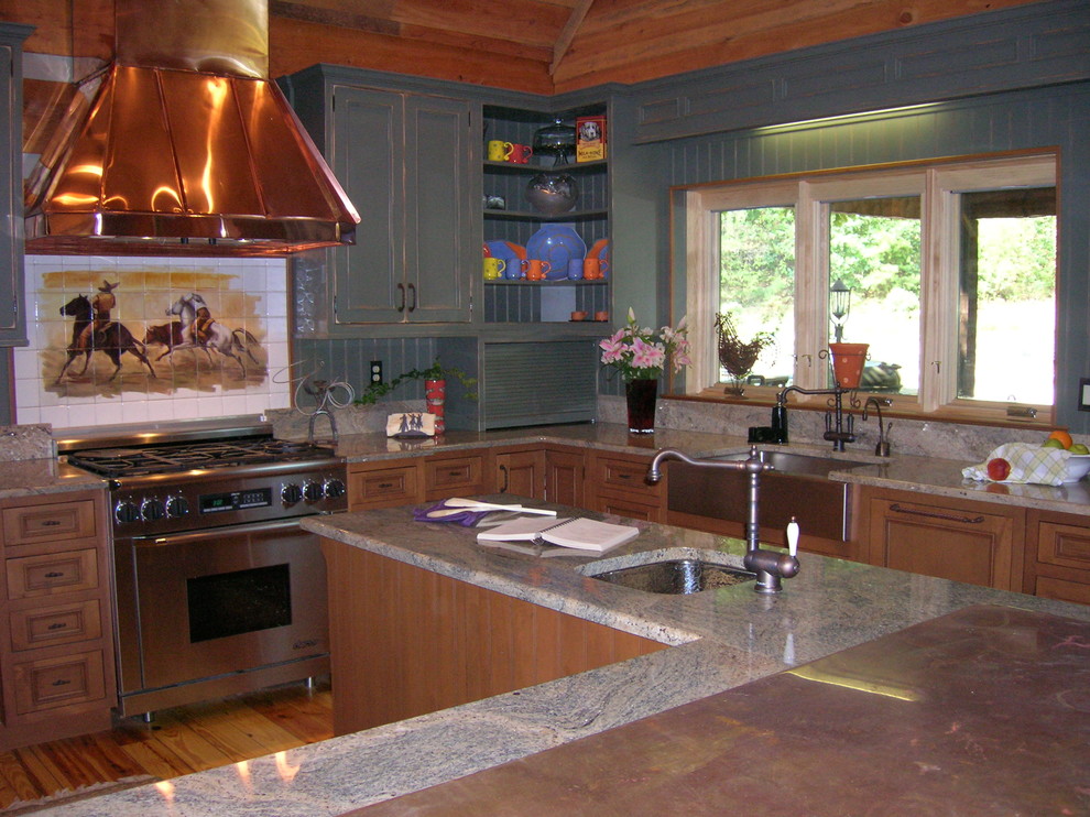 Urige Wohnküche in L-Form mit Landhausspüle, Kassettenfronten, grünen Schränken, Granit-Arbeitsplatte und Küchengeräten aus Edelstahl in Sonstige