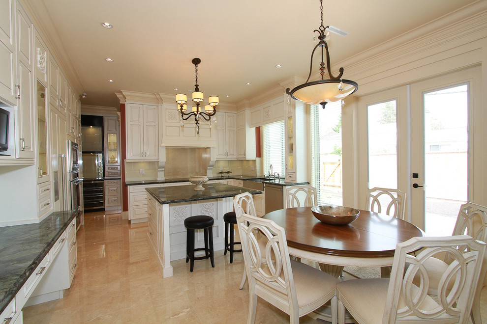 This is an example of a classic kitchen in Vancouver.