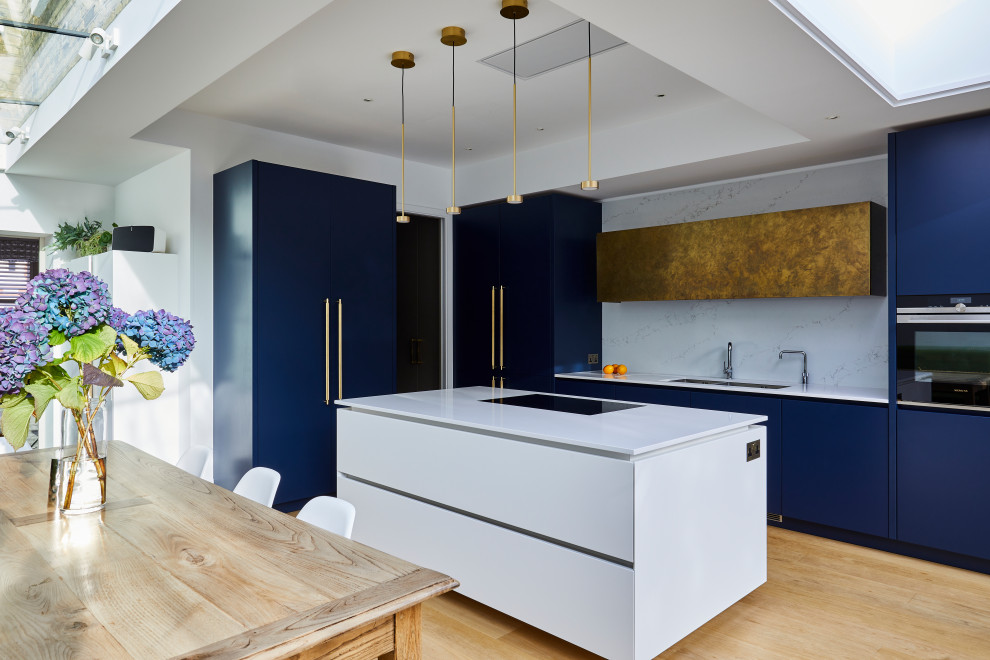 Esempio di una cucina a L minimalista con ante blu, top in marmo, paraspruzzi bianco, paraspruzzi in marmo e top bianco