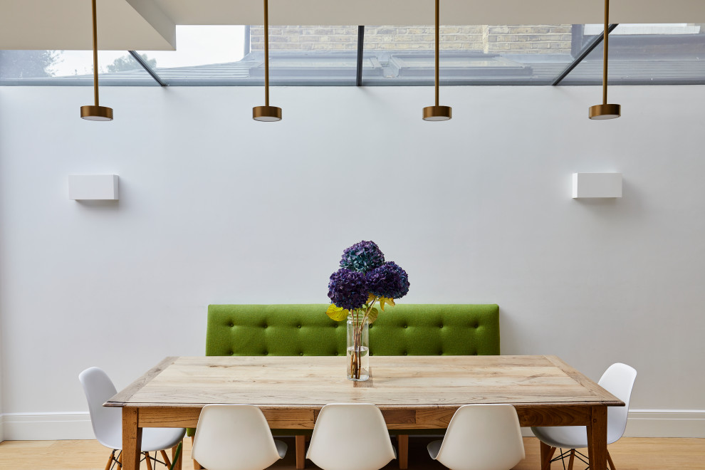 Свежая идея для дизайна: гостиная-столовая среднего размера в современном стиле - отличное фото интерьера
