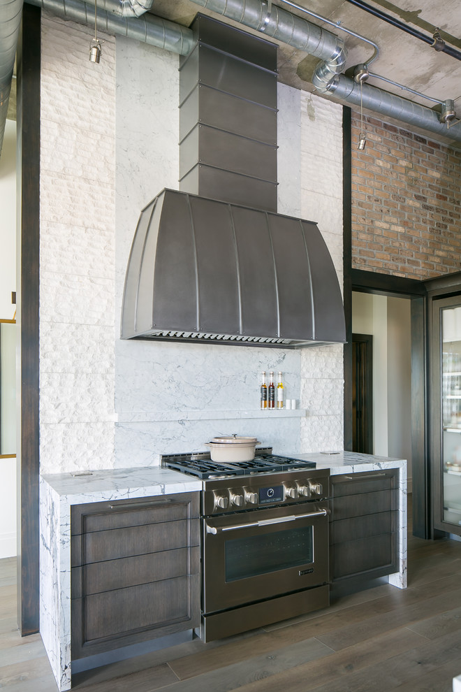 Industriell inredning av ett mellanstort kök, med en enkel diskho, luckor med infälld panel, skåp i mörkt trä, marmorbänkskiva, flerfärgad stänkskydd, stänkskydd i tegel, rostfria vitvaror, mellanmörkt trägolv och grått golv