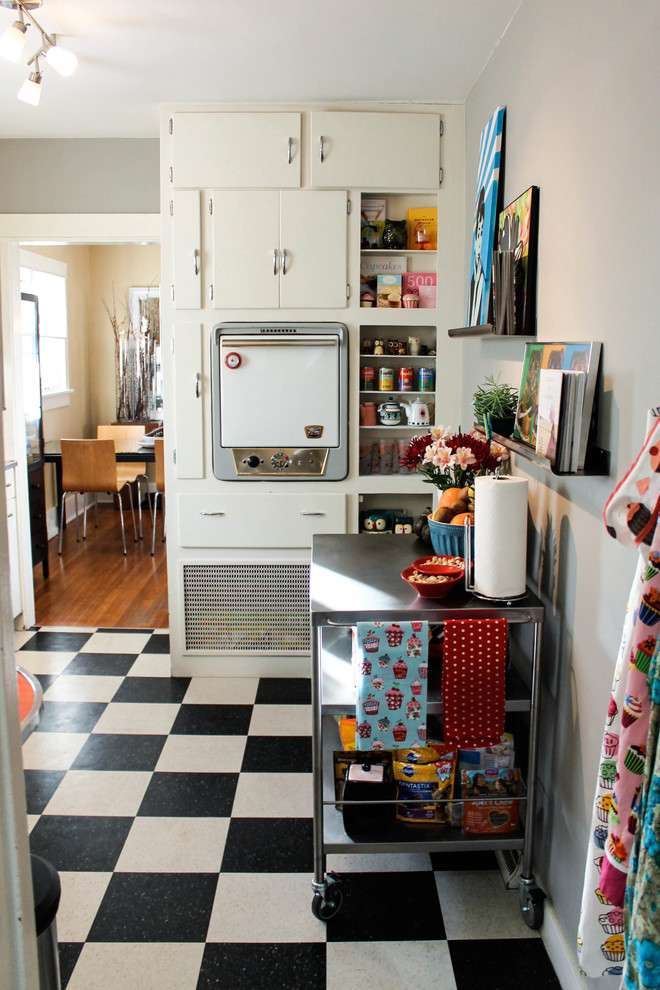 Foto de cocina bohemia con armarios con paneles lisos, puertas de armario blancas, electrodomésticos blancos y suelo multicolor