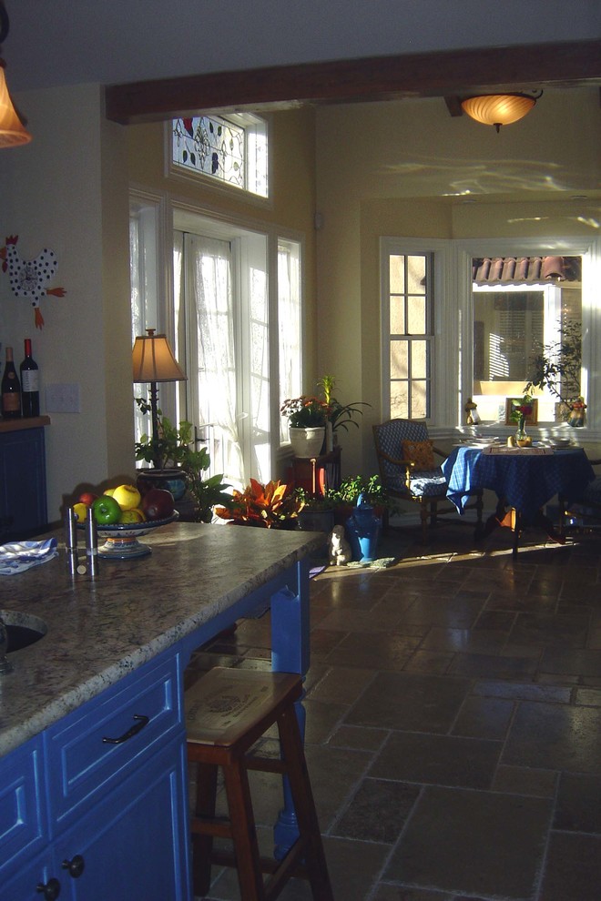Foto di una grande cucina tradizionale con lavello sottopiano, ante con bugna sagomata, ante blu, top in granito, paraspruzzi giallo, paraspruzzi con piastrelle in ceramica, elettrodomestici in acciaio inossidabile e pavimento in gres porcellanato