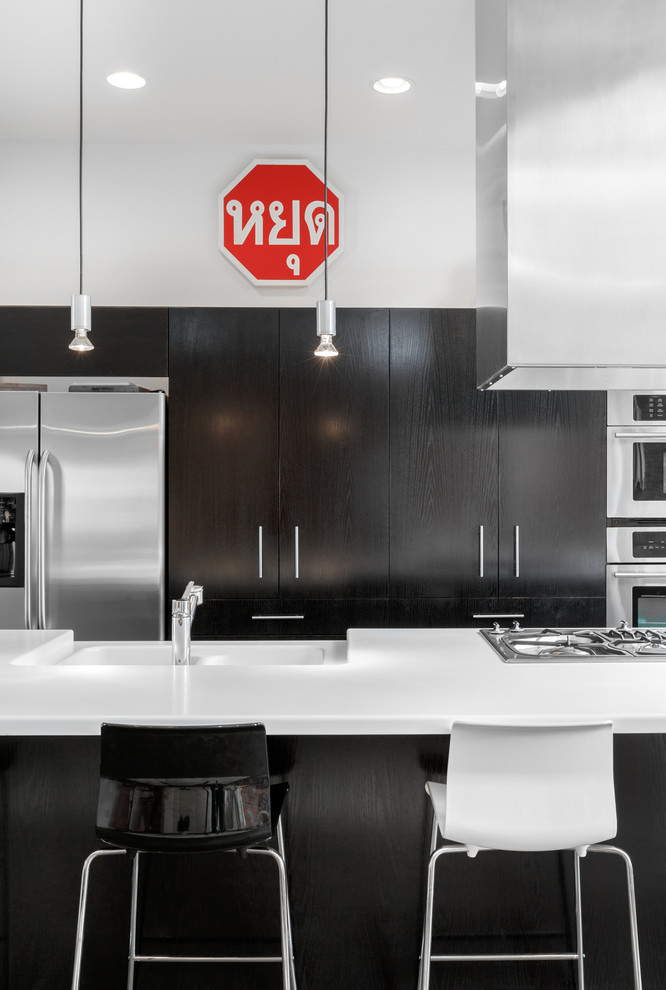 Moderne Küche mit Doppelwaschbecken, flächenbündigen Schrankfronten, dunklen Holzschränken, Küchengeräten aus Edelstahl und Kücheninsel in Denver