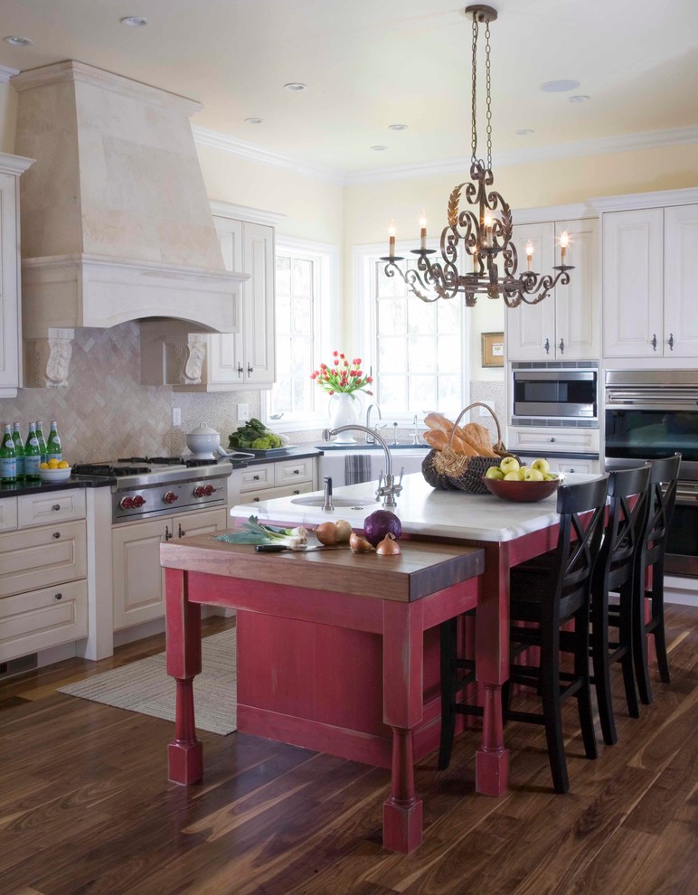 Klassische Küche in L-Form mit Landhausspüle, profilierten Schrankfronten, weißen Schränken und Kalk-Rückwand in Denver