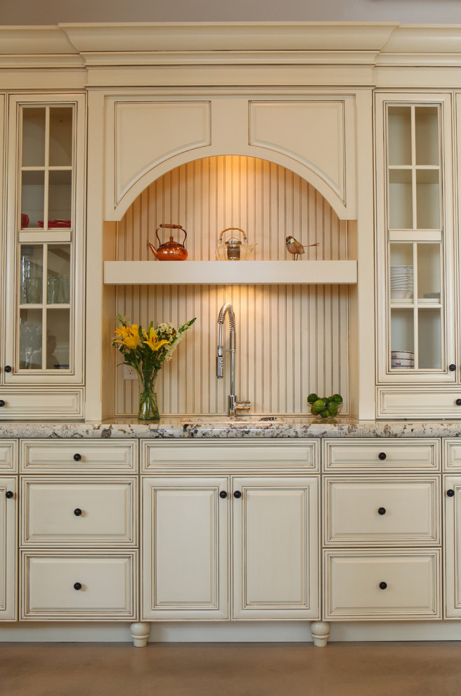 Bild på ett mellanstort vintage kök, med luckor med upphöjd panel, vita skåp, granitbänkskiva, vitt stänkskydd och stänkskydd i trä