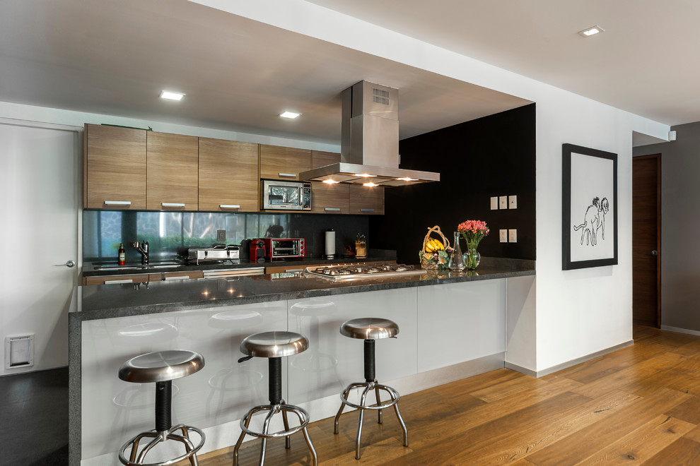 Exempel på ett modernt kök, med granitbänkskiva, grått stänkskydd och färgglada vitvaror