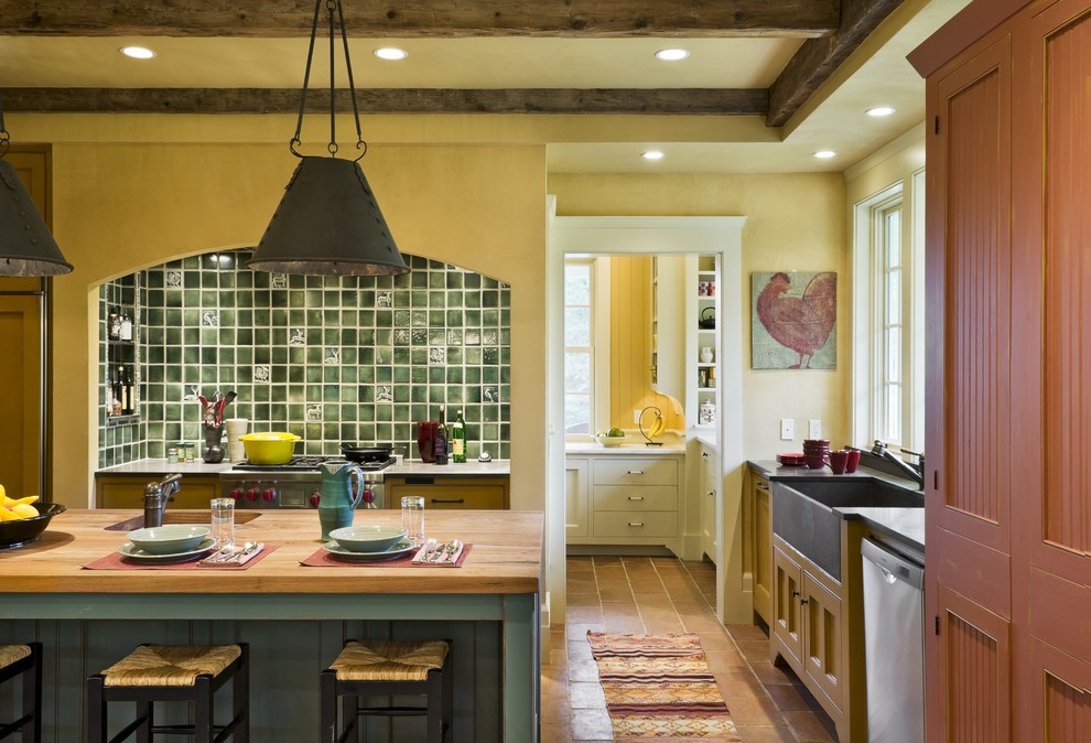 Ejemplo de cocina rústica de obra con fregadero sobremueble, encimera de madera, armarios con paneles empotrados, puertas de armario amarillas y salpicadero gris