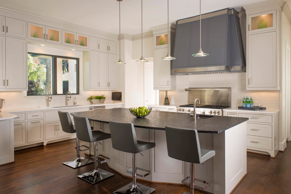 Klassische Küche in grau-weiß mit Unterbauwaschbecken, Schrankfronten im Shaker-Stil, weißen Schränken, Küchengeräten aus Edelstahl, dunklem Holzboden und Kücheninsel in Dallas