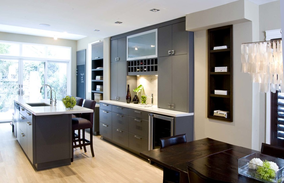 Diseño de cocina comedor rectangular actual con fregadero bajoencimera, armarios con paneles lisos y puertas de armario grises