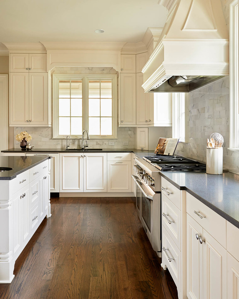 Klassische Küche mit Unterbauwaschbecken, Schrankfronten mit vertiefter Füllung, weißen Schränken und Küchenrückwand in Weiß in Charlotte
