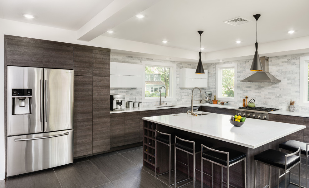 Idéer för ett modernt kök, med släta luckor, grå skåp, en köksö och grått golv