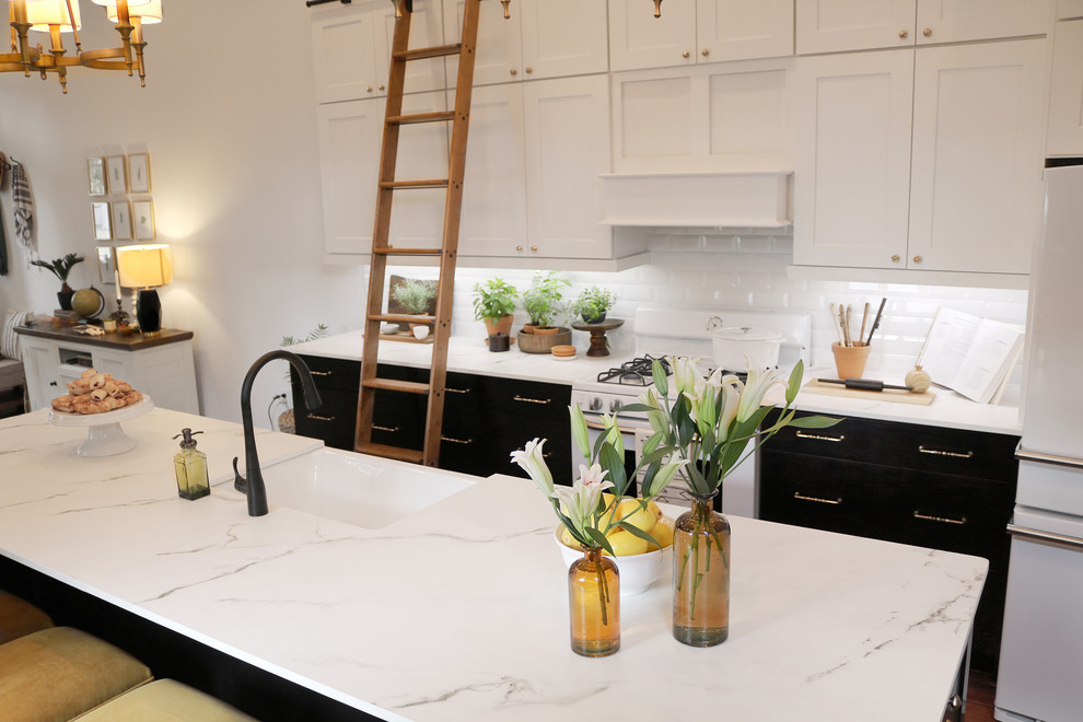 ワシントンD.C.にある高級な広いトランジショナルスタイルのおしゃれなキッチン (シェーカースタイル扉のキャビネット、白いキャビネット、大理石カウンター、白いキッチンパネル、サブウェイタイルのキッチンパネル、白い調理設備、濃色無垢フローリング、茶色い床、エプロンフロントシンク) の写真