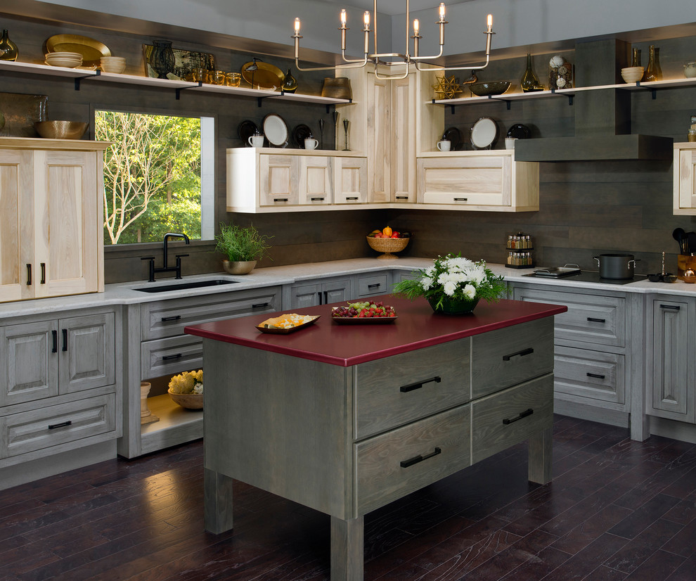Foto på ett avskilt, mellanstort rustikt grå l-kök, med en undermonterad diskho, luckor med upphöjd panel, grå skåp, granitbänkskiva, brunt stänkskydd, mörkt trägolv, en köksö och brunt golv