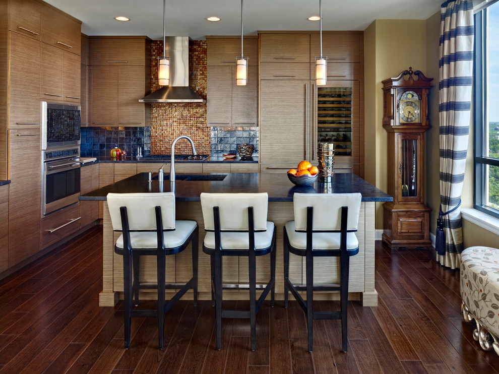 Cette image montre une cuisine design en L et bois brun avec un évier 2 bacs, un placard à porte plane, une crédence métallisée, un électroménager en acier inoxydable, parquet foncé et îlot.