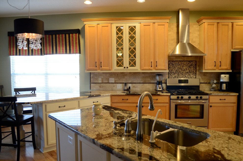 Foto på ett mellanstort eklektiskt kök och matrum, med en undermonterad diskho, släta luckor, skåp i ljust trä, granitbänkskiva, beige stänkskydd, rostfria vitvaror, ljust trägolv och en halv köksö