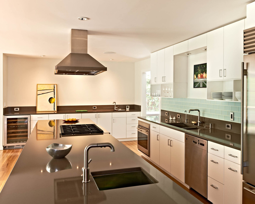 Foto de cocina contemporánea con electrodomésticos de acero inoxidable y salpicadero de azulejos tipo metro