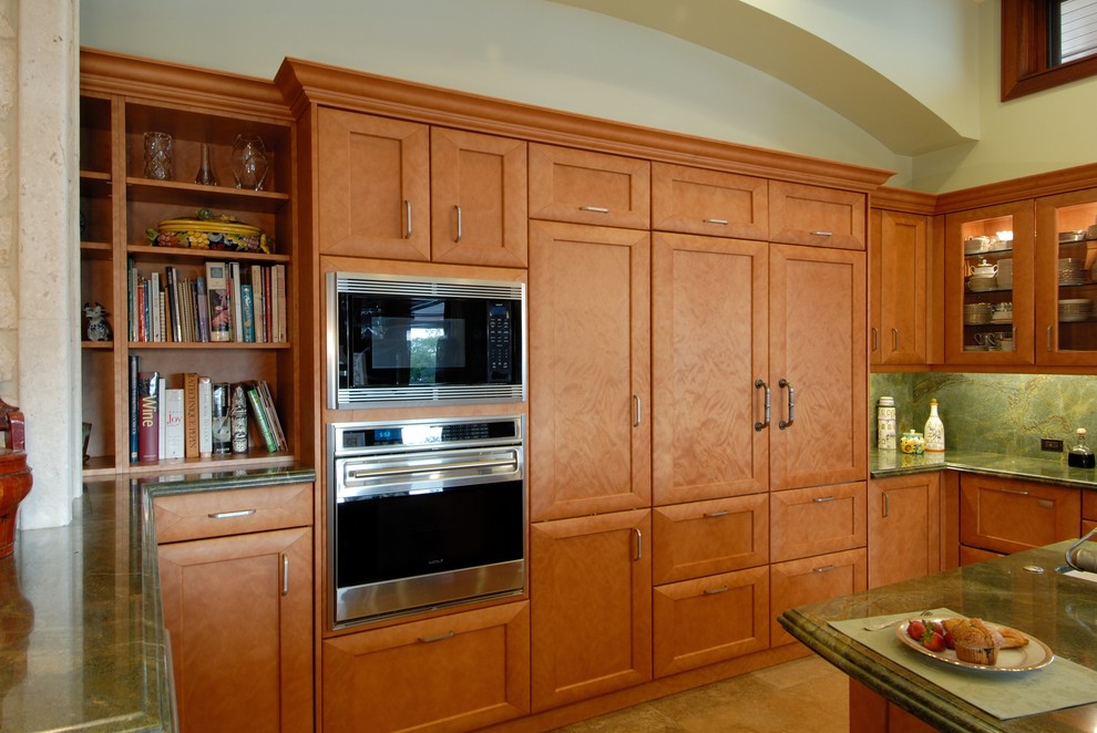 Foto de cocina comedor exótica con armarios tipo vitrina, encimera de granito, salpicadero gris, electrodomésticos con paneles y encimeras verdes