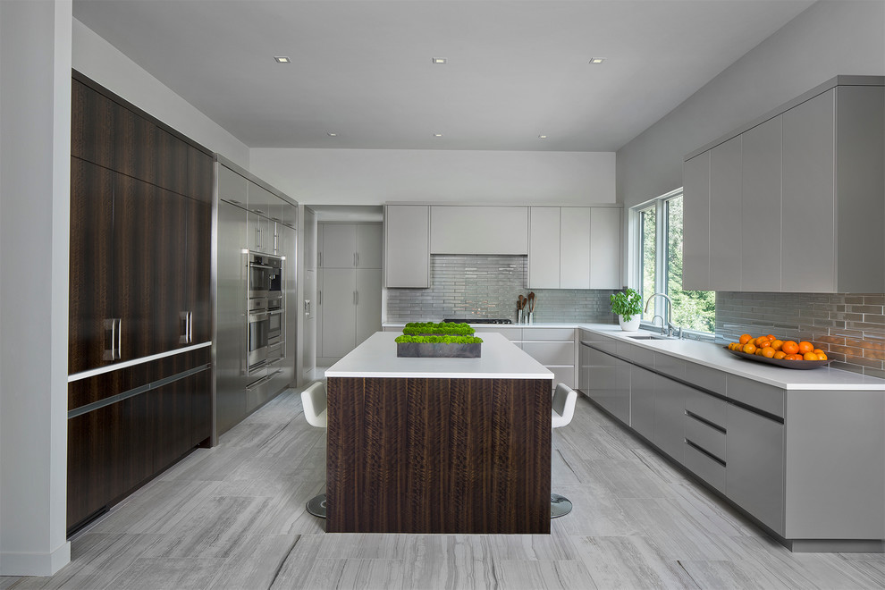 Inspiration för avskilda moderna kök, med grå skåp, en köksö, en undermonterad diskho, släta luckor, stänkskydd med metallisk yta, stänkskydd i tunnelbanekakel och rostfria vitvaror