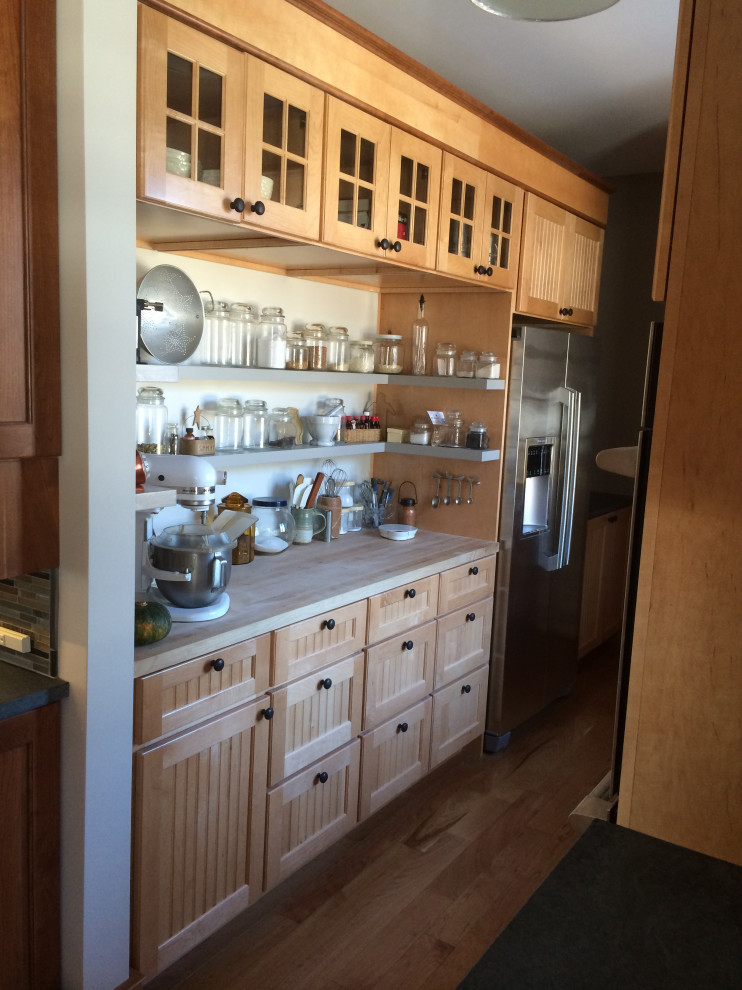 Rustikale Küche mit Lamellenschränken, hellen Holzschränken, Arbeitsplatte aus Holz, Küchengeräten aus Edelstahl, hellem Holzboden, beigem Boden und beiger Arbeitsplatte in Portland Maine