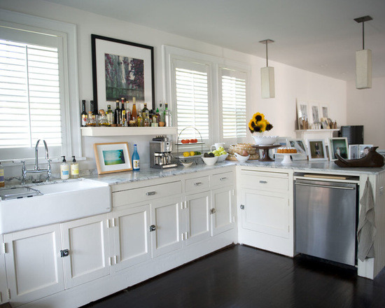 Exempel på ett mellanstort modernt kök, med en undermonterad diskho, skåp i shakerstil, vita skåp, bänkskiva i kalksten, vitt stänkskydd, stänkskydd i cementkakel, rostfria vitvaror och mörkt trägolv