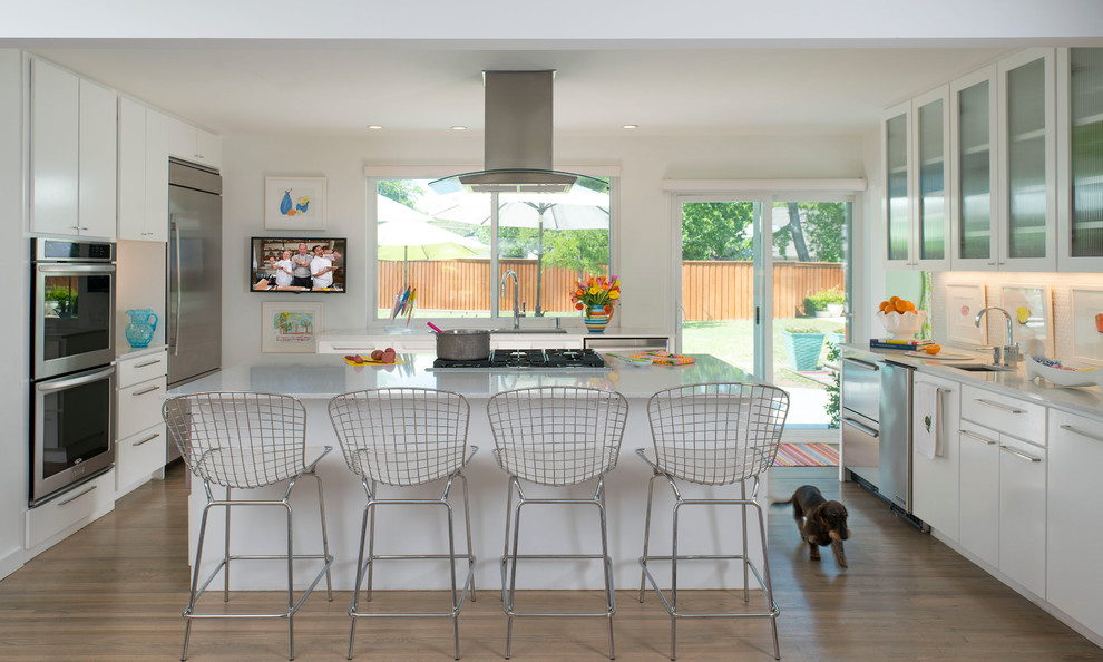 Exempel på ett mellanstort modernt vit vitt u-kök, med en enkel diskho, släta luckor, vita skåp, bänkskiva i kvartsit, vitt stänkskydd, stänkskydd i porslinskakel, rostfria vitvaror, en köksö, beiget golv och mellanmörkt trägolv