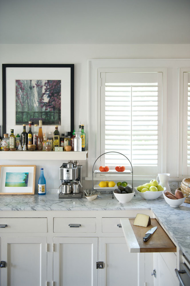 Bild på ett mellanstort funkis kök, med en undermonterad diskho, skåp i shakerstil, vita skåp, bänkskiva i kalksten, vitt stänkskydd, stänkskydd i cementkakel, rostfria vitvaror och mörkt trägolv