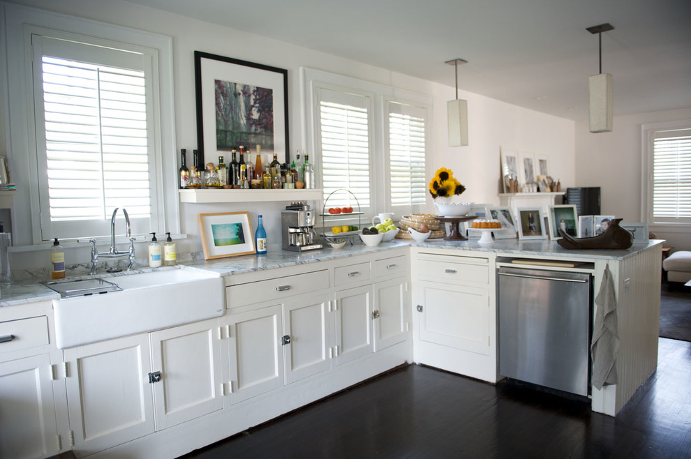 Foto på ett mellanstort funkis kök, med en undermonterad diskho, skåp i shakerstil, vita skåp, bänkskiva i kalksten, vitt stänkskydd, stänkskydd i cementkakel, rostfria vitvaror och mörkt trägolv