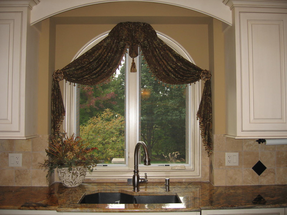 Foto di una piccola cucina classica con lavello sottopiano, ante con bugna sagomata, ante bianche, top in granito, paraspruzzi beige e paraspruzzi con piastrelle in pietra