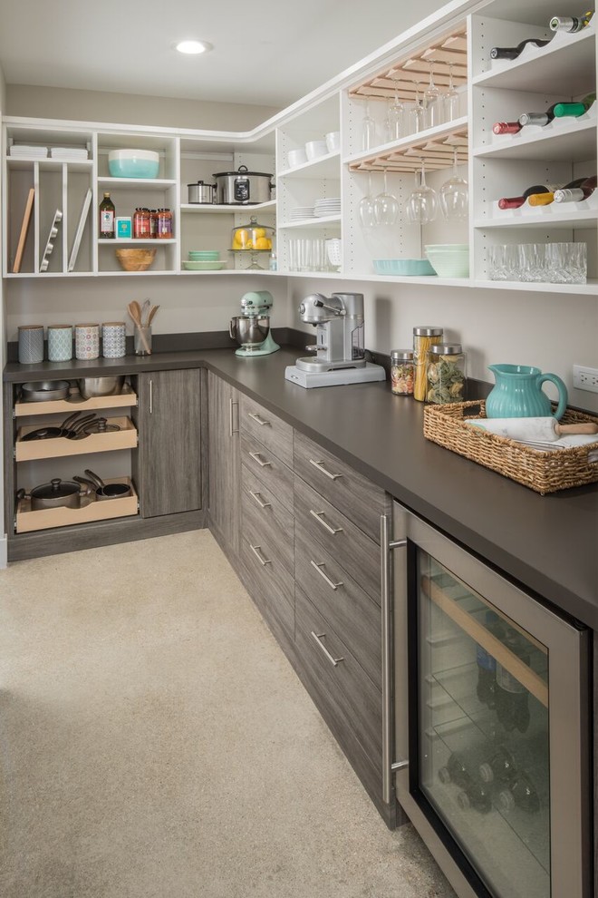 Modelo de cocinas en L contemporánea con despensa, armarios abiertos, puertas de armario blancas, electrodomésticos de acero inoxidable, suelo gris y encimeras marrones