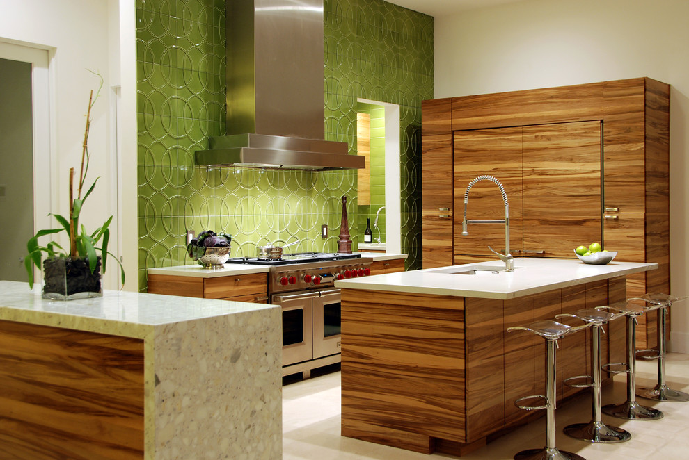 Стильный дизайн: кухня в современном стиле с техникой под мебельный фасад и акцентной стеной - последний тренд