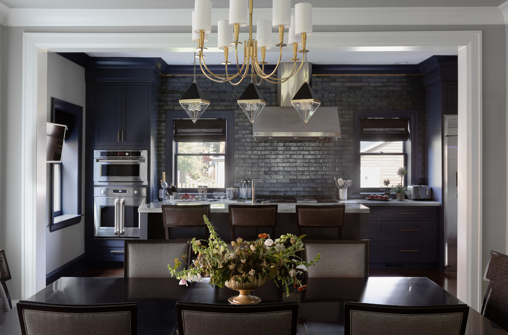 Foto på ett mellanstort eklektiskt linjärt kök och matrum, med luckor med infälld panel och blå skåp