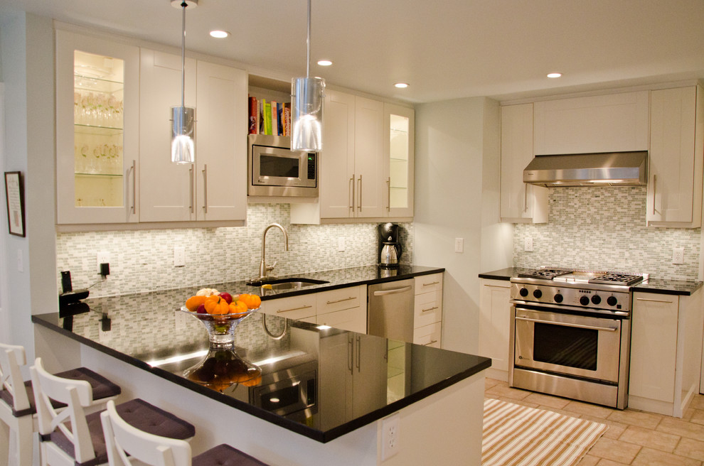 Klassische Küchenbar mit Rückwand aus Mosaikfliesen und Küchengeräten aus Edelstahl in New York