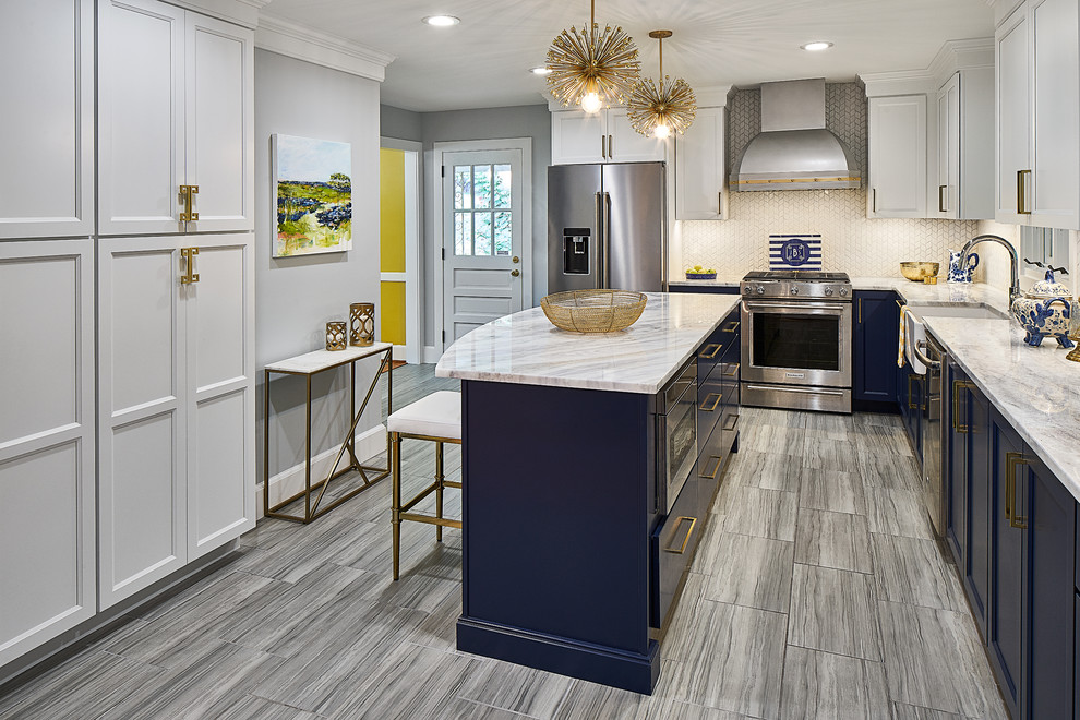 Exempel på ett mellanstort klassiskt vit vitt kök, med en rustik diskho, luckor med infälld panel, blå skåp, marmorbänkskiva, vitt stänkskydd, stänkskydd i mosaik, rostfria vitvaror, klinkergolv i porslin, en köksö och grått golv
