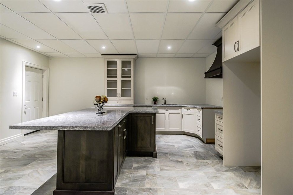 Inspiration för ett mellanstort funkis kök, med en undermonterad diskho, luckor med infälld panel, vita skåp, bänkskiva i koppar, flerfärgad stänkskydd, klinkergolv i keramik, en köksö och vitt golv