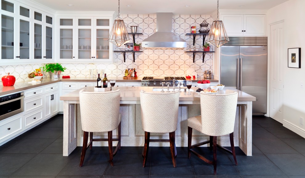 Klassische Küche in L-Form mit Unterbauwaschbecken, Glasfronten, weißen Schränken, bunter Rückwand, Küchengeräten aus Edelstahl und Kücheninsel in Orange County