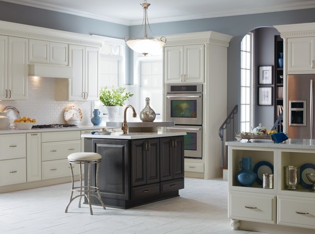 Diamond Cabinets Small Kitchen With Two Tone Cabinets Traditional Kitchen Other By Masterbrand Cabinets Inc Houzz Uk