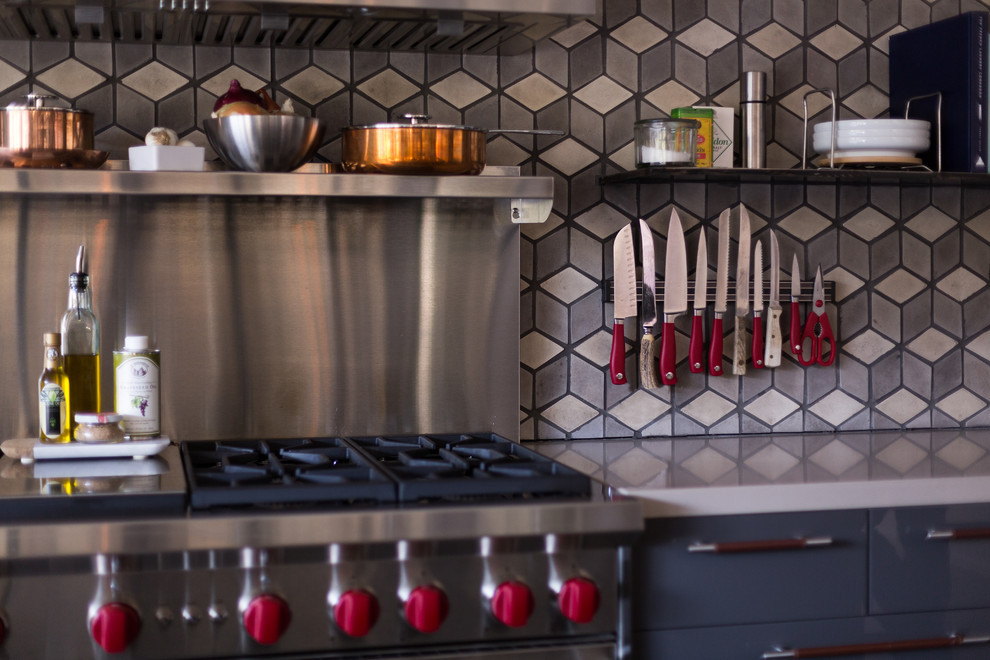Foto di una grande cucina minimalista con lavello sottopiano, ante lisce, ante grigie, paraspruzzi multicolore e elettrodomestici in acciaio inossidabile