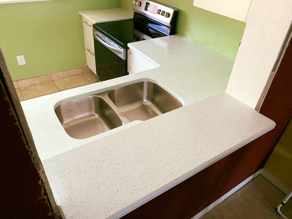 Esempio di una piccola cucina minimalista con lavello a doppia vasca e top in quarzo composito