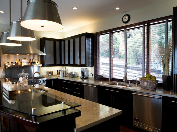 Große Klassische Wohnküche in U-Form mit Unterbauwaschbecken, Glasfronten, schwarzen Schränken, Betonarbeitsplatte, Küchengeräten aus Edelstahl und Kücheninsel in Miami