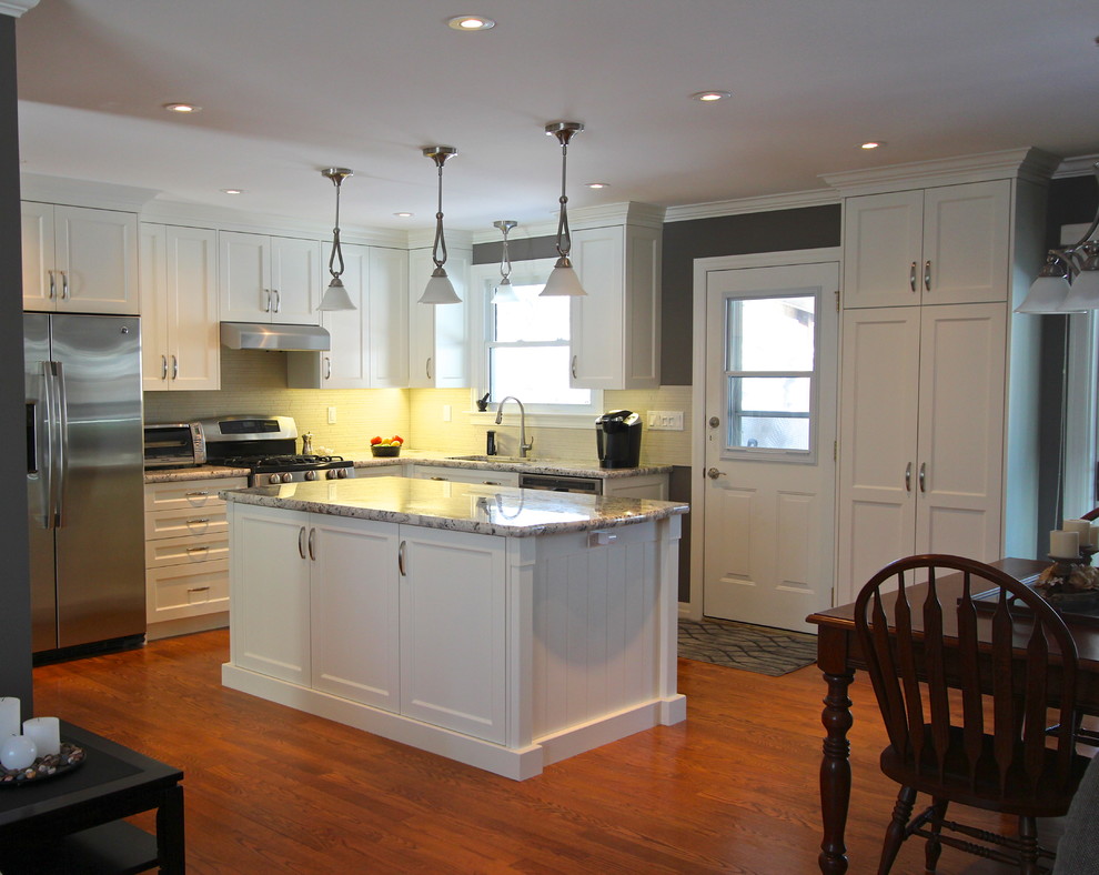 На фото: угловая кухня-гостиная среднего размера в стиле неоклассика (современная классика) с фасадами в стиле шейкер и островом