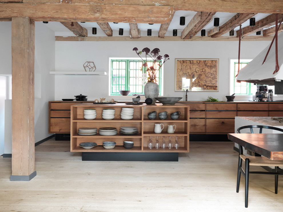 Zweizeilige, Große Urige Wohnküche mit flächenbündigen Schrankfronten, hellbraunen Holzschränken, zwei Kücheninseln, Einbauwaschbecken, Arbeitsplatte aus Holz und gebeiztem Holzboden in Kopenhagen