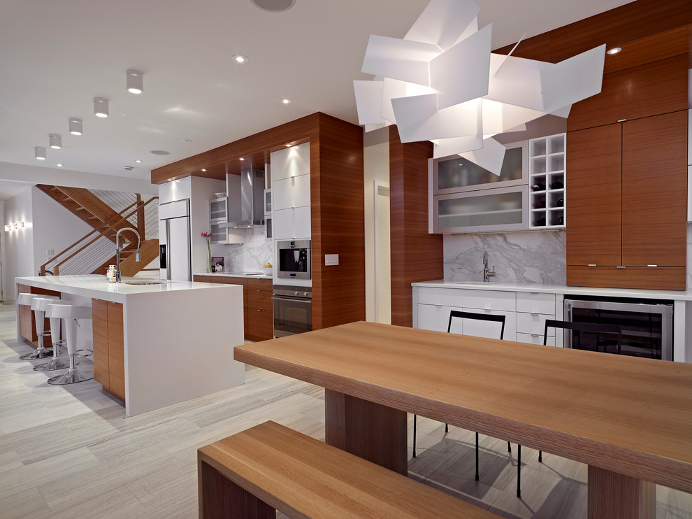 Zweizeilige Moderne Wohnküche mit Elektrogeräten mit Frontblende, Unterbauwaschbecken, flächenbündigen Schrankfronten, weißen Schränken, Küchenrückwand in Weiß und Rückwand aus Stein in Edmonton